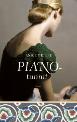 Pianotunnit-kirjan kannessa on nainen istumassa selin katsojaan.