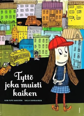 Tyttö joka muisti kaiken -kirjan kannessa on piirros tytöstä seisomassa kaupungin edessä.