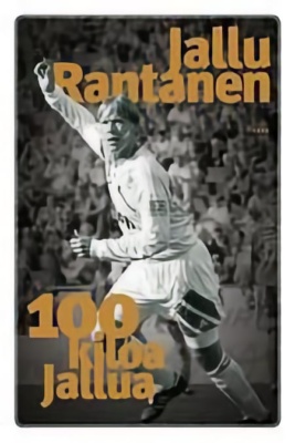 Sata kiloa Jallua -kirjan kannessa on mustavalkoinen valokuva Jallu Rantasesta jalkapallostadionilla juoksemassa käsi pystyssä.