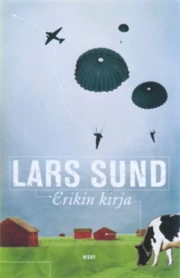 Erikin kirjan kannessa on maatila, etualalla lehmä, ja taivaalla lentävästä lentokoneesta on pudotettu kolme laskuvarjohyppääjää.