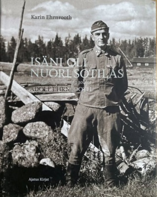 Isäni oli nuori sotilas -kirjan kannessa on valokuva nuoresta Adolf Ernroothista sotilaspuvussa.