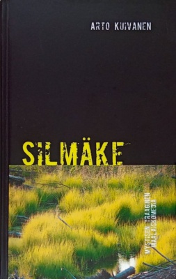 Silmäke-kirjan kannessa on alle puolet kannesta peittävä valokuva suosta. Muuten kansi on musta.