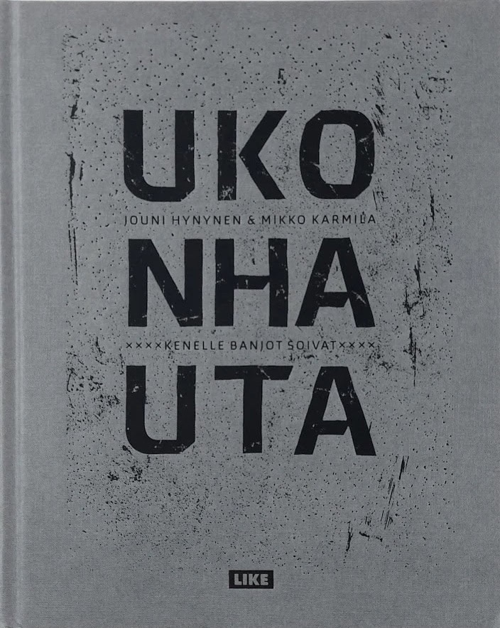 Ukonhauta-kirjan kannessa on kirjan nimi isoilla mustilla kirjaimilla harmaalla taustalla.