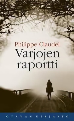 Varjojen raportin kannessa ratsastaja kulkee sillalla sankassa sumussa.