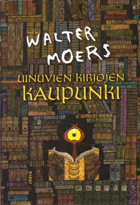 Uinuvien kirjojen kaupunki -kirjan kannessa on seinä täynnä kirjoja. Kirjojen keskellä on aukko, jossa on kirjaa lukeva otus, jolla on yksi iso varren päässä oleva silmä.