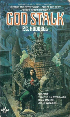 God Stalk -kirjan kannessa on piirros naisesta keskiaikaisen kaupungin tornin katolla. Tornia koristavat erilaiset gargoilit ja hirviöt, ja katolla istuu kaksi valkoiseen pukeutunutta hahmoa, jotka onkivat.