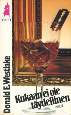 Kukaan ei ole täydellinen -kirjan kannessa on kristallilasi, jossa on ruskeaa juomaa ja partaveitsenterä aseteltuna koristeeksi lasin reunalle. Taustalla on koristeellisen taulunkehyksen kulma.