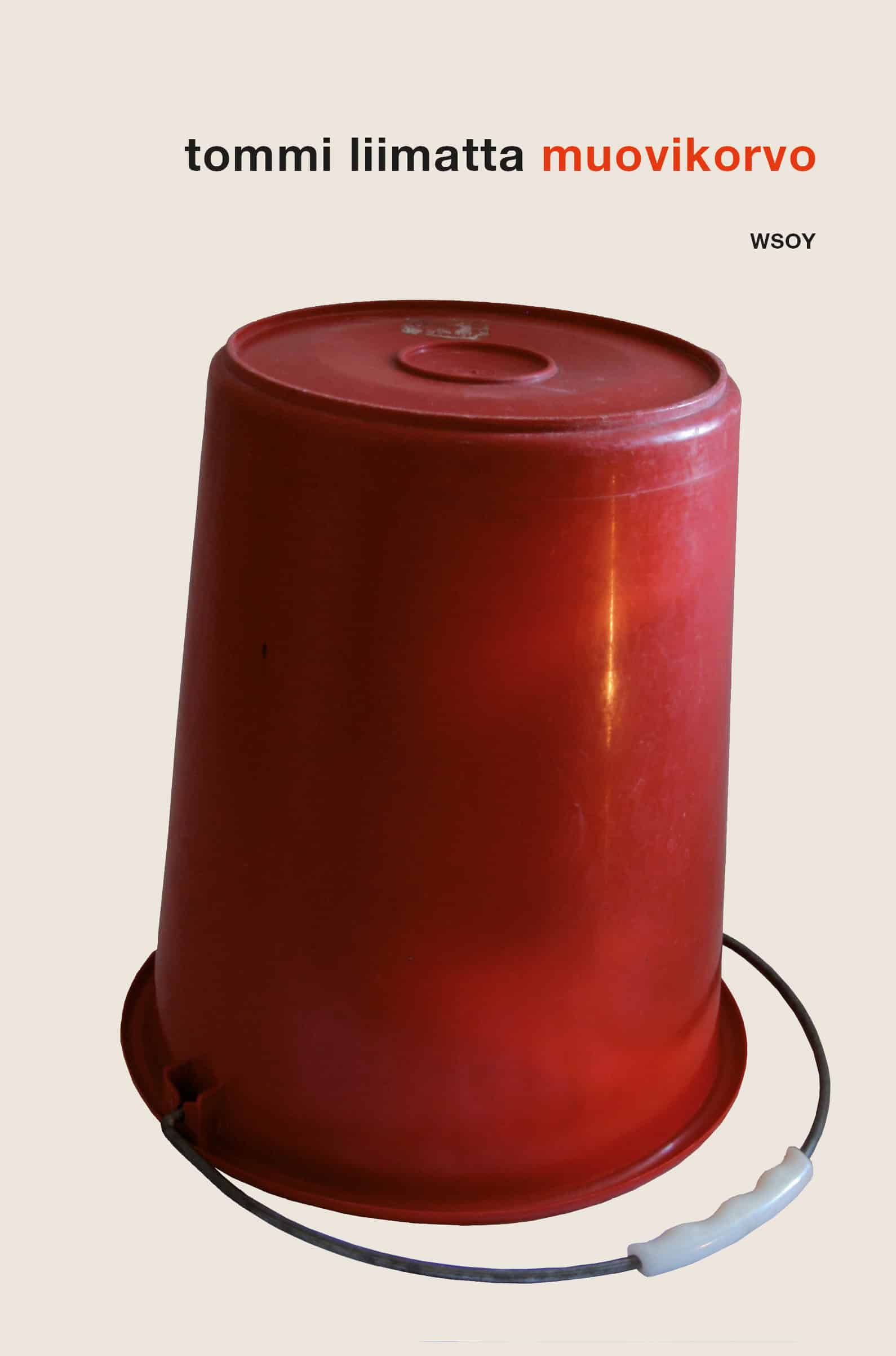 Muovikorvo-romaanin kannessa on punainen muoviämpäri.