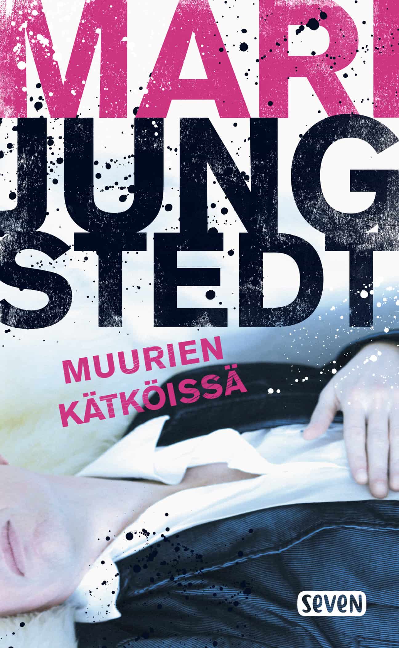 Muurien kätköissä -kirjan kannessa on lähikuva kuolleen naisen yläruumiista.