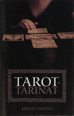 Tarot-tarinat-kirjan kannessa on tummasävyinen valokuva ihmisestä, joka tekee tarot-luentaa.