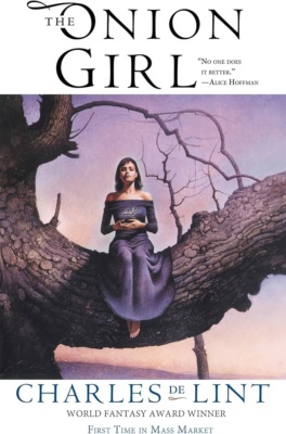 The Onion Girl -kirjan kannessa on valtavan isolla puunoksalla istuva pitkään mekkoon pukeutunut nainen.