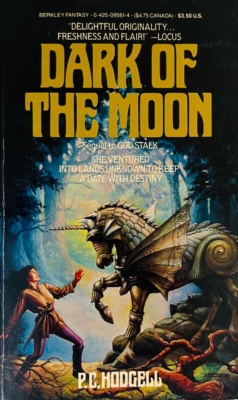 Dark of the Moon -kirjan kannessa keskiaikainen naishahmo kohtaa metsän keskellä haarniskoidun yksisarvisen.