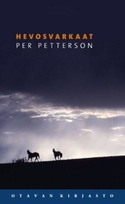 Hevosvarkaat-kirjan kannessa on valokuva rinteestä, jossa näkyy kaksi hevosen siluettia.