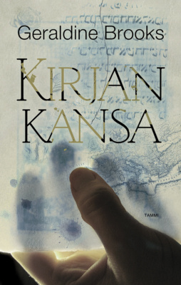 Kirjan kansan kannessa käsi pitelee läpikuultavaa käsikirjoituksen palasta, jossa näkyy hepreankielistä tekstiä.