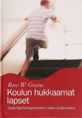 Koulun hukkaamat lapset -kirjan kannessa on valokuva portaita ylös juoksevasta lapsesta.