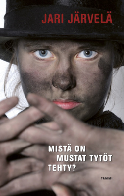 Mistä on mustat tytöt tehty? -kirjan kannessa on valokuva sinisilmäisestä nuoresta naisesta, jonka iho on noen mustaama.