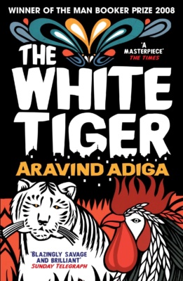 The White Tiger -kirjan kannessa on piirros valkoisesta tiikeristä ja kukosta.