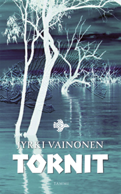 Tornit-kirjan kannessa on käänteisvärinen kuva vedestä, josta kasvaa puita. Kuvan päällä on kohokuviona kalan ruoto.