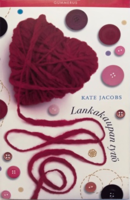 Lankakaupan tyttö -kirjan kannessa on sydämen muotoinen kerä punaista villalankaa ja irtonaisia nappeja.