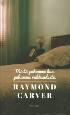 Mistä puhumme kun puhumme rakkaudesta -kirjan kannessa on vihertävänsävyinen valokuva sijatusta vuoteesta.