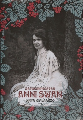 Satukuningatar Anni Swan -kirjan kannessa on mustavalkoinen valokuva Anni Swanista valkoisessa mekossa puun juurella. Kantta reunustaa marjapensaan lehtiä ja marjoja kuvaava ornamenttikehys.