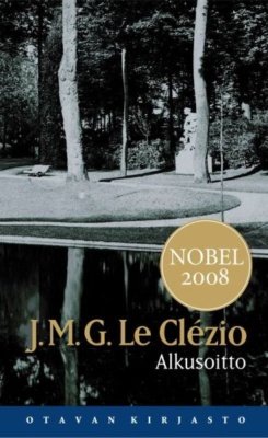 Alkusoitto-kirjan kannessa on mustavalkoinen valokuva puistossa. Kuvassa näkyy kaksi puuta ja pieni patsas veden äärellä. Puut heijastuvat vedestä.