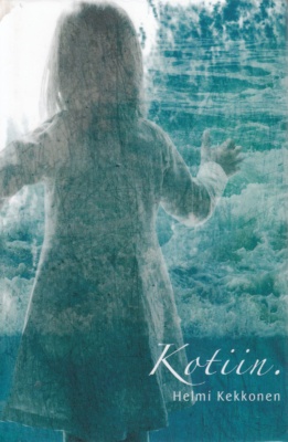 Kotiin-kirjan kannessa on takaapäin otettu kuva lapsesta mekossa. Kuva on utuinen, sinisävyinen, ja pilvimäisen tekstuurin peittämä.