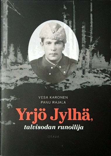 Yrjö Jylhä, talvisodan runoilija -kirjan kannessa on valokuva Yrjö Jylhästä sotilasasussa ja taustalla negatiivikuva metsästä.