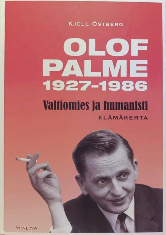 Olof Palme 1927–1986 -kirjan kannessa on mustavalkoinen kasvokuva tupakoivasta Olof Palmesta.