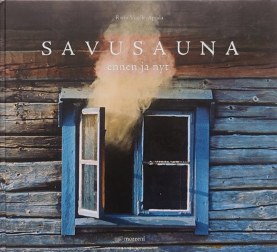 Savusauna : ennen ja nyt -kirjan kannessa on hirsiseinässä oleva ikkuna. Ikkuna on raollaan ja sisältä pimeästä tulee savua.