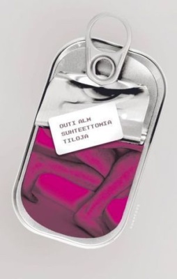 Suhteettomia tiloja -kirjan kannessa on puoliksi avattu kalasäilykepurkki, jonka sisällä on magentanväriset kyyryssä olevan ihmisen jalat.