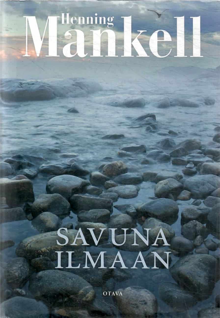Savuna ilmaan -kirjan kannessa on rantakivikkoa ja -kallioita pilvisenä päivänä.