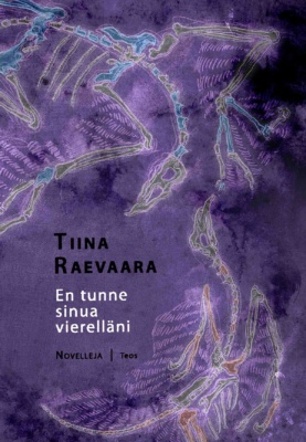 En tunne sinua vierelläni -kirjan kannessa on violetilla taustalla lentävien olentojen luurankoja.