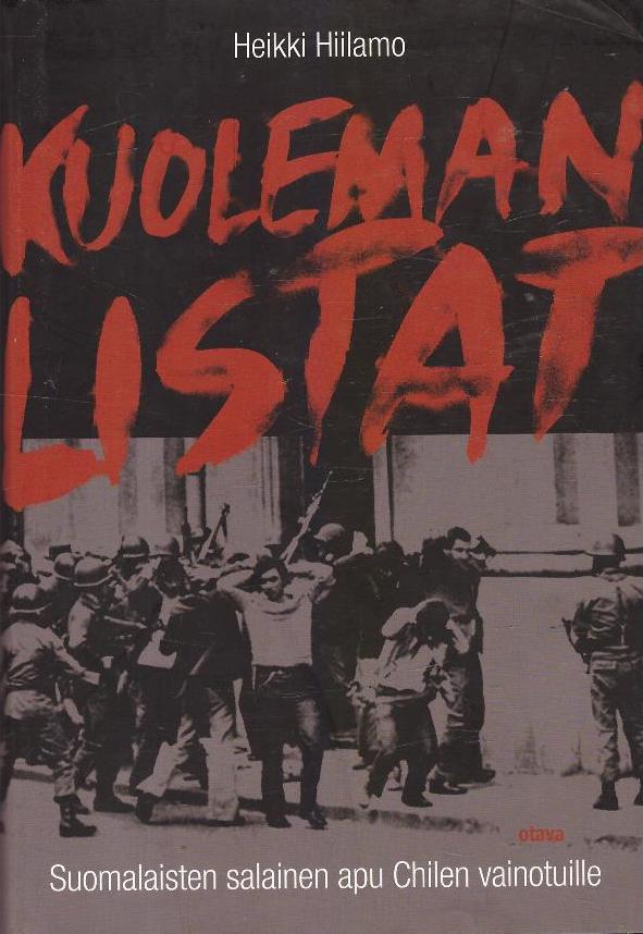 Kuoleman listat -kirjan kannessa on valokuva, jossa sotilaat pidättävät ihmisiä kadulla.