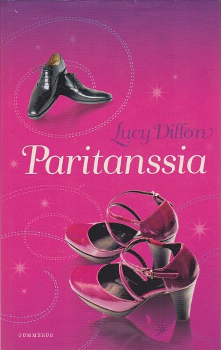 Paritanssia-kirjan kannessa on magentanvärisellä taustalla etualalla naisten tanssikengät ja taaempana miesten tanssikengät.