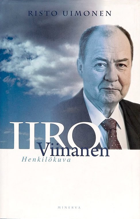Iiro Viinanen : Henkilökuva -kirjan kannessa on valokuva Iiro Viinasesta taustallaan pilvinen taivas.