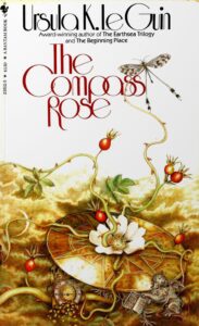 The Compass Rose -kirjan kannessa on maassa lojuva kompassiruusu, josta kasvaa ruusunoksia ja jonka päällä on valkoinen kukka.