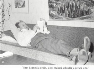 Väinö Linna sohvalla