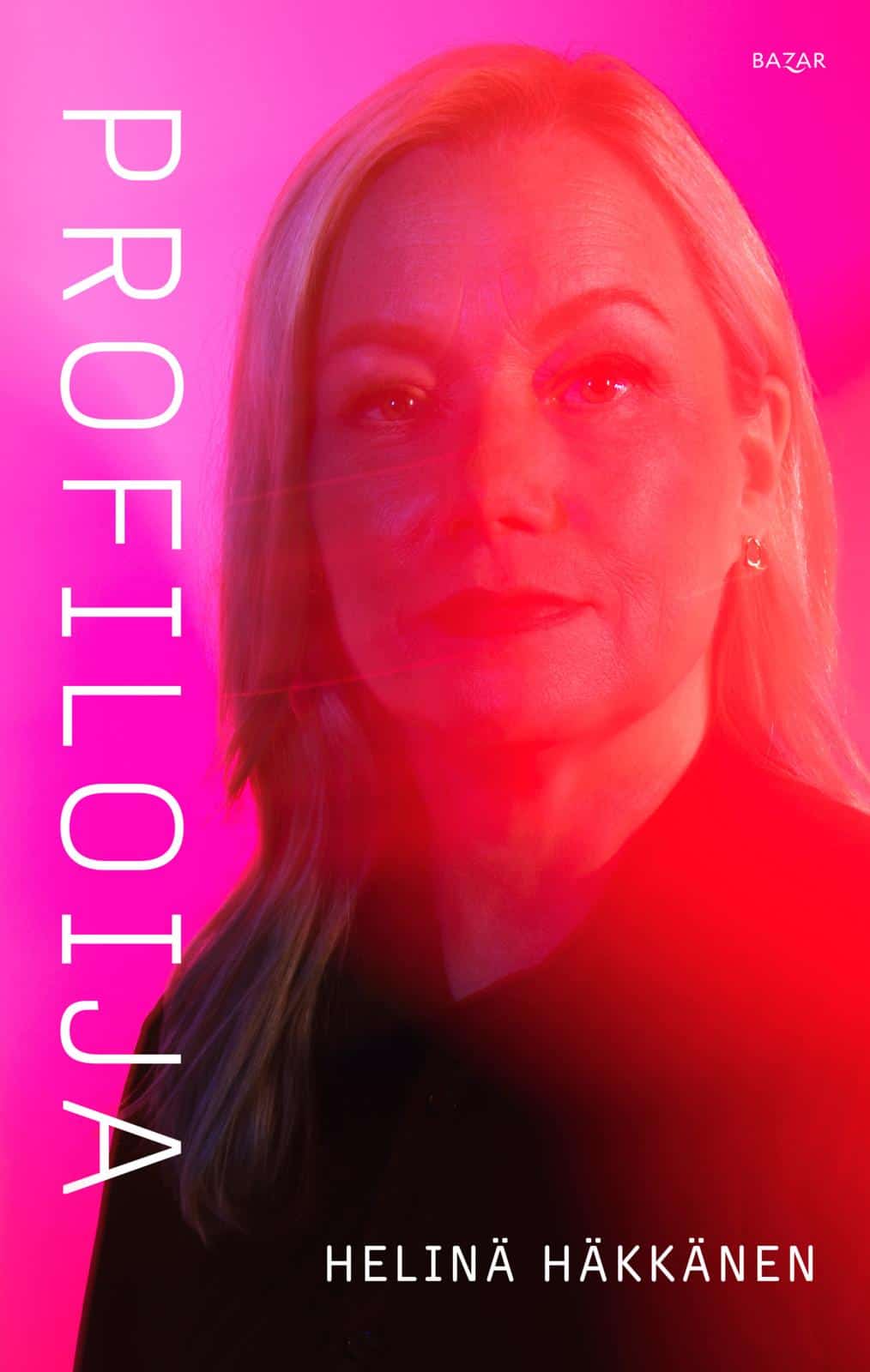 Profiloija-kirjan kannessa on punaiseksi ylivalottunut rintakuva Helinä Häkkäsestä.