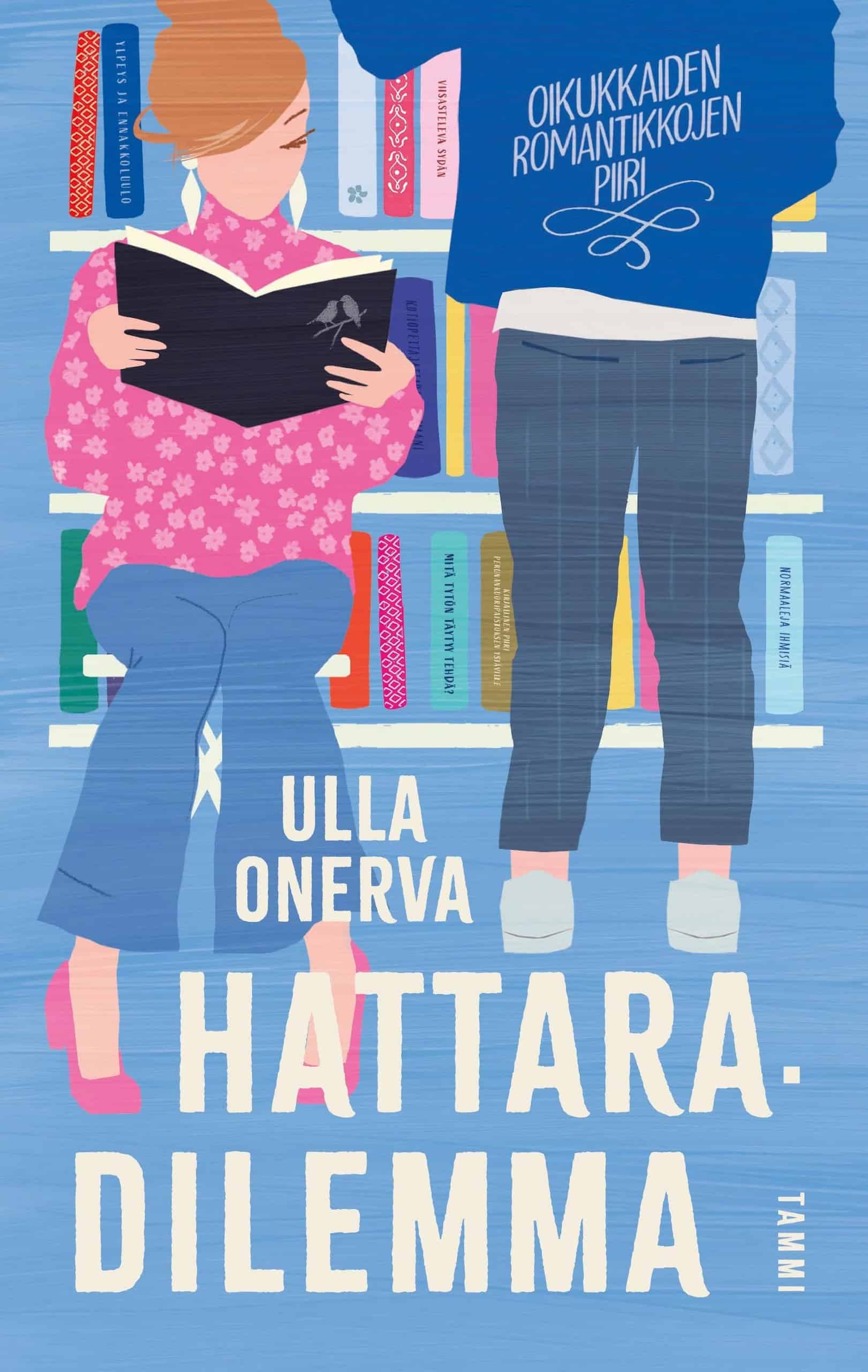 Hattaradilemma-kirjan kannessa on piirros naisesta lukemassa kirjaa kirjahyllyn edessä. Kirjahyllyssä on nimetty muutamia romantiikan klassikoita. Vieressä seisoo toinen henkilö, josta näkyy vain jalat ja keskivartalo.