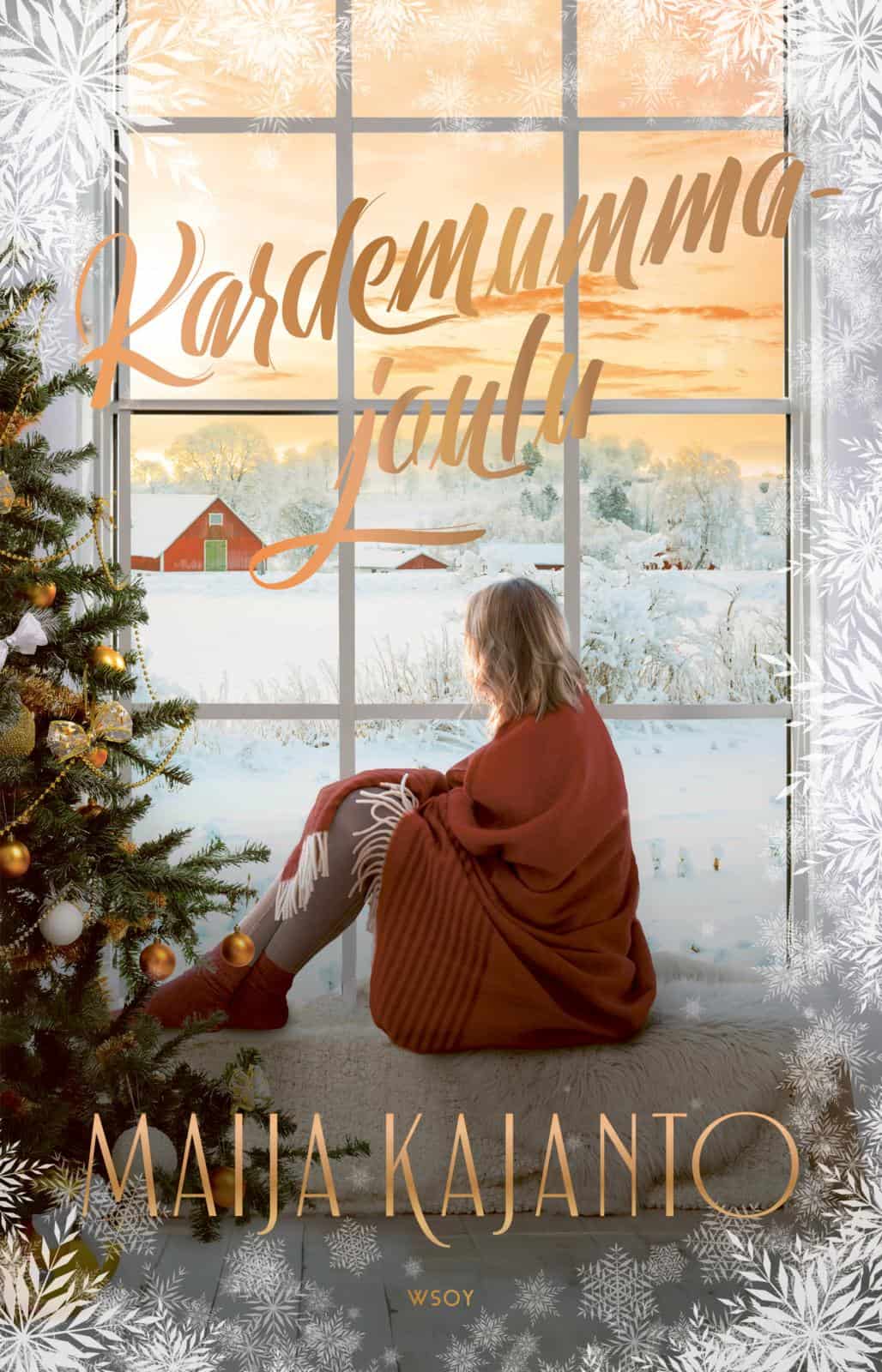 Kardemummajoulu-kirjan kannessa punaiseen vilttiin kääriytynyt nainen istuu ikkunalaudalla joulukuusen vieressä ja katselee ulkona avautuvaa talvista maalaismaisemaa.