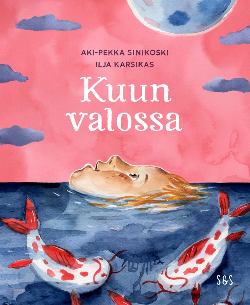 Kuun valossa -kirjan kannessa lapsi kelluu vedessä kasvot taivasta kohden. Vaaleanpunaisella taivaalla on sininen kuu ja lapsen vieressä ui valkopunaisia karppeja.