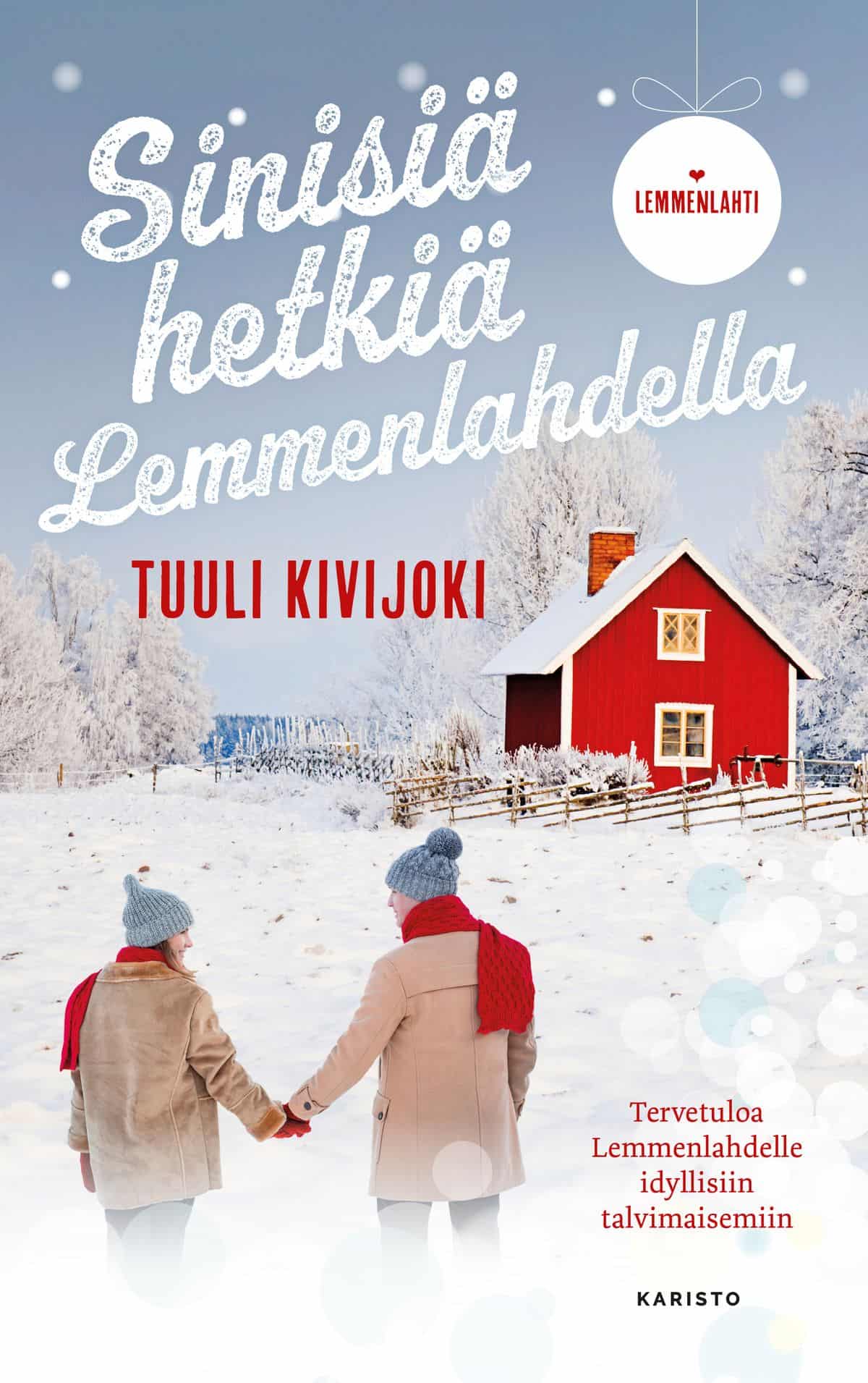 Sinisiä hetkiä Lemmenlahdella -kirjan kannessa kaksi ihmistä pitelee toisiaan kädestä talvisessa maalaismaisemassa, taustalla kirkkaanpunainen puutalo.