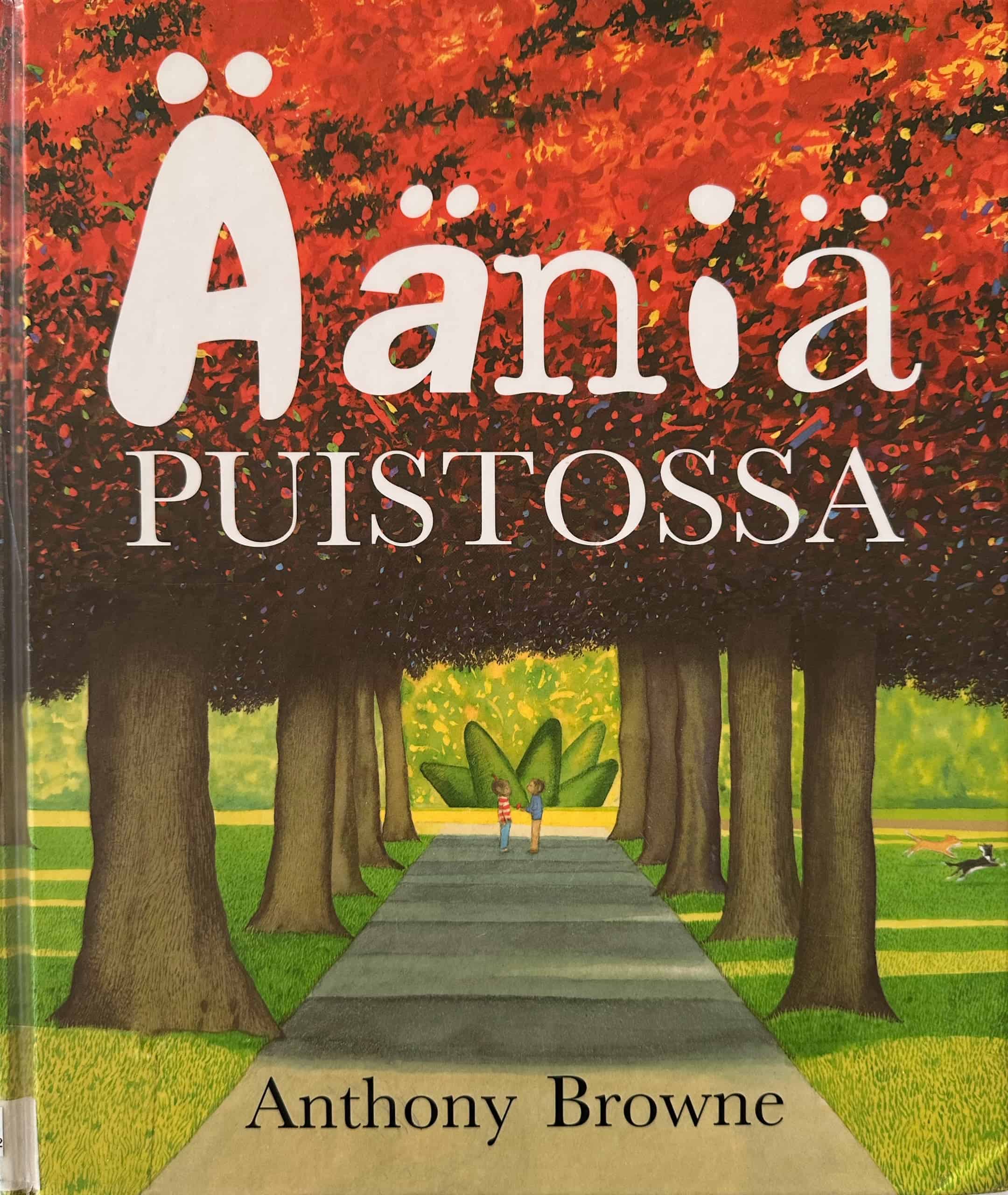 Ääniä puistossa -kirjan kannessa on puiston puiden rajaama käytävä, jonka yllä on tukeva katos punaisia puiden lehtiä. Käytävän päässä näkyy kaksi ihmismäistä vaatteisiin pukeutunutta apinalasta ja sivummalla säntäilee kaksi koiraa.