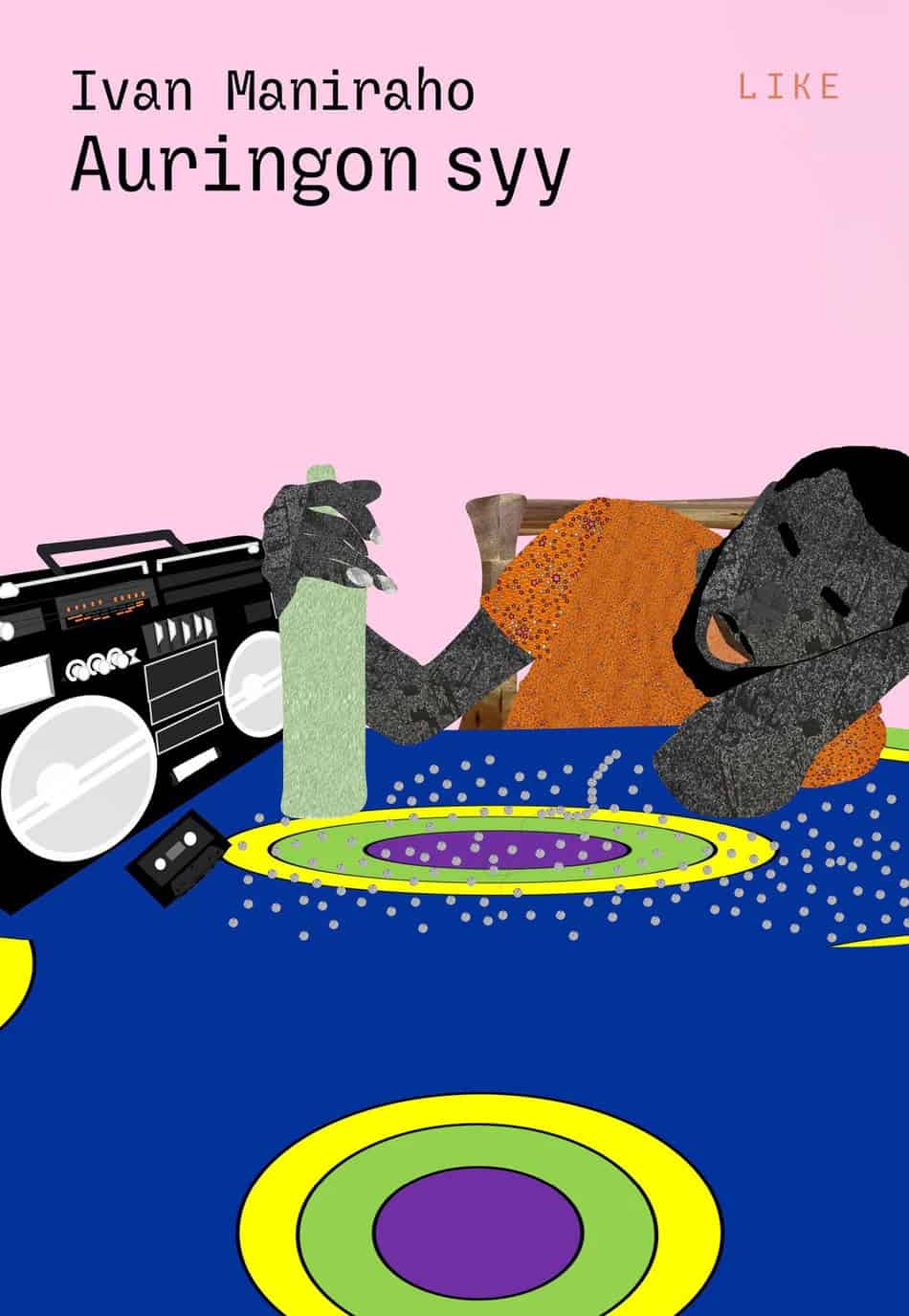 Auringon syy -kirjan piirroskannessa musta mies istuu pöydän ääressä käteensä nojaten. Toinen käsi on pullolla ja pöytä on täynnä pillereitä. Pöydällä on myös kasettimankka.