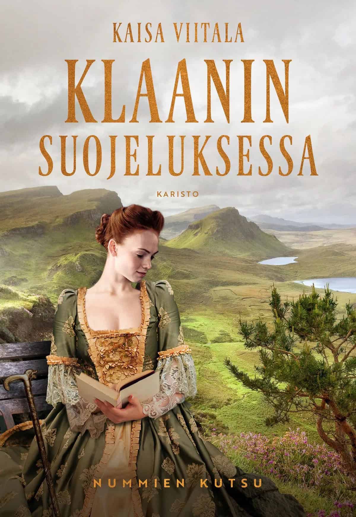 Klaanin suojeluksessa -kirjan kannessa on ylämaiden maastoa ja etualalla penkillä kirjan ja kepin kanssa istuva vihreänkultaiseen historialliseen mekkoon pukeutunut punahiuksinen nainen.