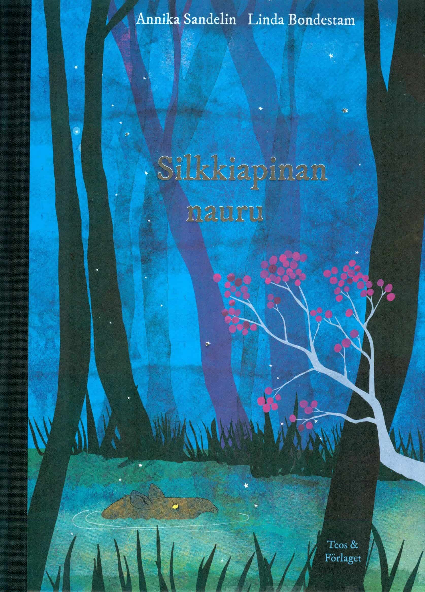 Silkkiapinan nauru -kirjan kannessa on sinisävyistä öistä metsää, jossa tapiiri kuljeskelee vedessä katsellen taivaalle.