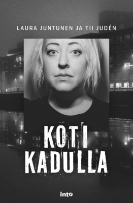 Koti kadulla -kirjan kannessa on mustavalkoinen valokuva Tii Judénin kasvoista.