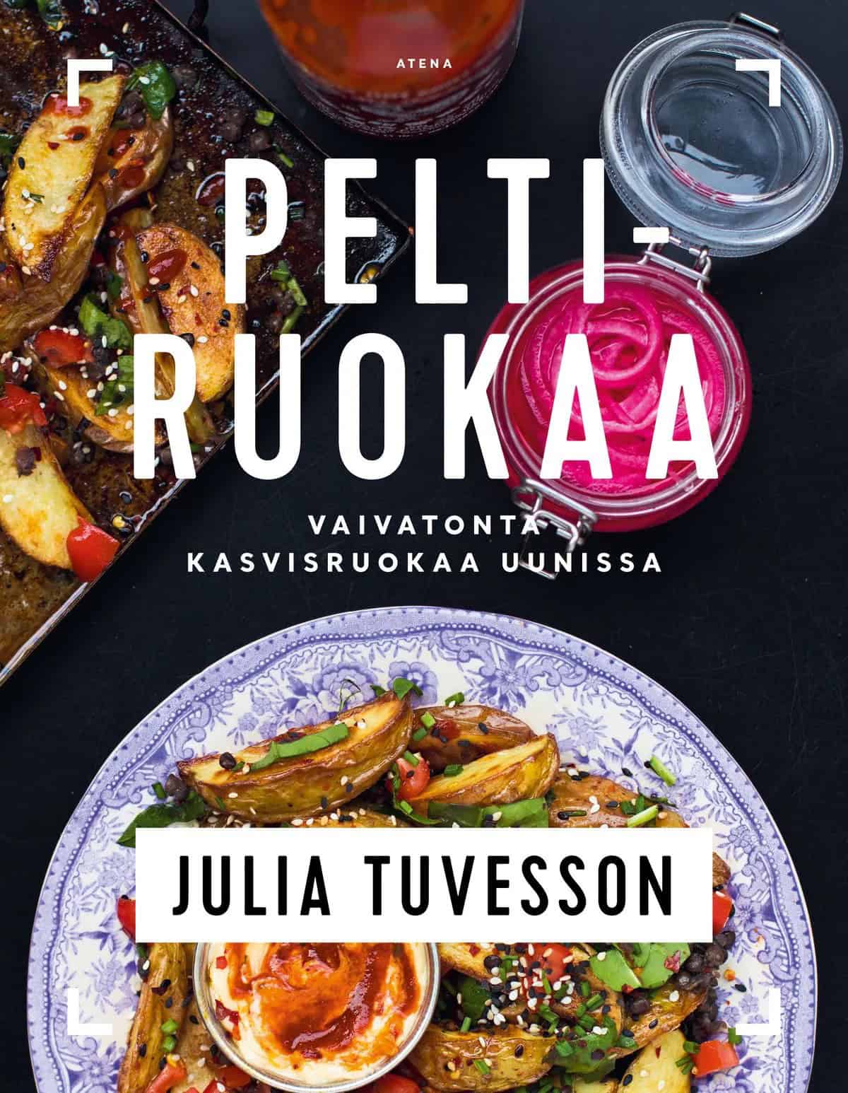 Peltiruokaa-kirjan kannessa on kuvattuna ruokaa pellillä ja lautasella ja lasipurkki, jossa on marinoitua punasipulia.