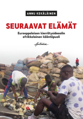 Seuraavat elämät -kirjan kannessa on valokuva kolmesta ghanalaismiehestä penkomassa kierrätysromua.